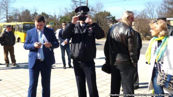 Правоохранители в Крыму фиксируют возложение цветов