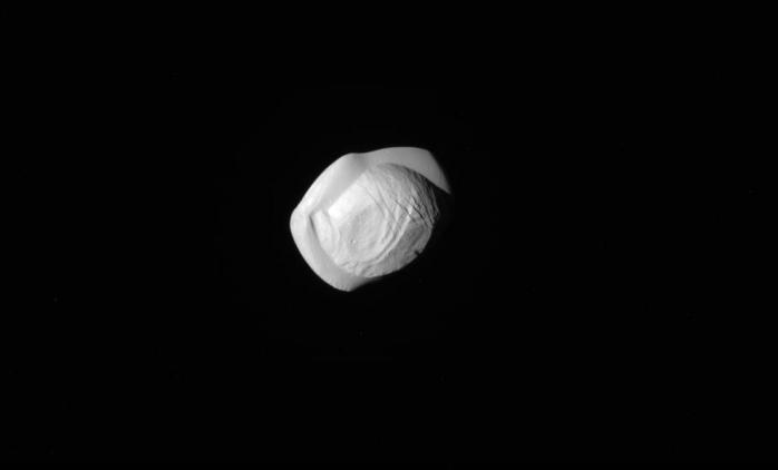 Похож на пельмень. Опубликовано фото одного из спутников Сатурна