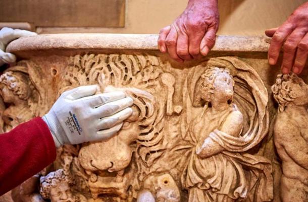 Фото: Древнеримский саркофаг использовали, как горшок для цветов