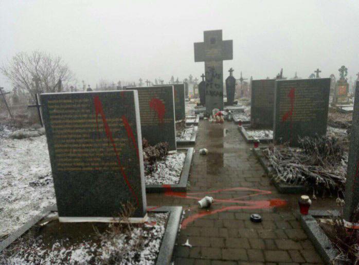 Вандалы продолжают турне по Львовщине: осквернили польское кладбище в Подкамне
