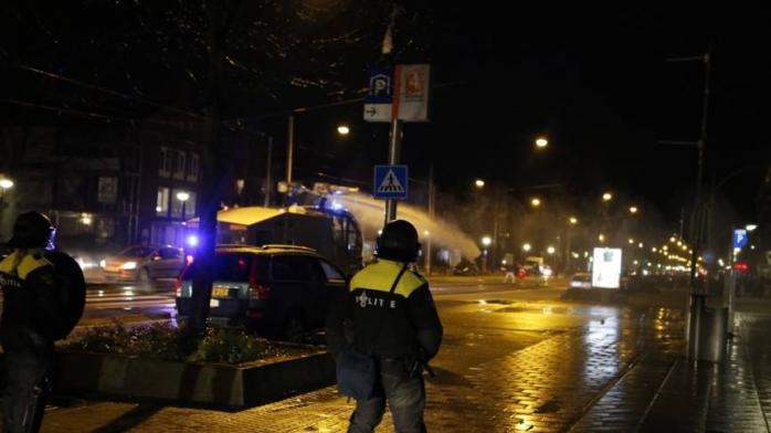 Полиция Амстердама разогнала протест турков (ФОТО)