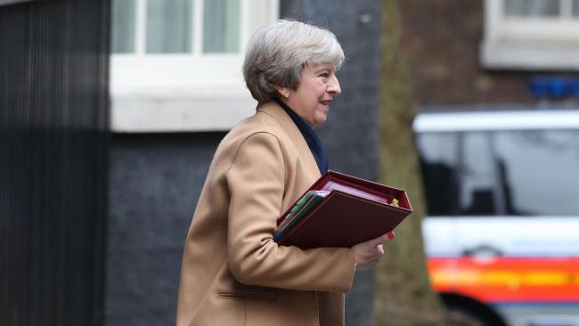 ЗМІ: Прем’єр Британії Тереза Мей забула у поїзді секретні документи