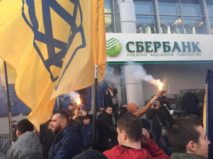 В Киеве активисты построили бетонную стену на входе в «Сбербанк» (ФОТО, ВИДЕО)