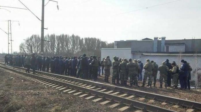 Блокувальники Донбасу заявляють про силовий розгін редута у Кривому Торці