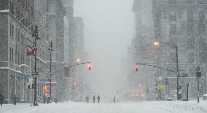 На Нью-Йорк обрушился мощнейший за 130 лет снегопад (ВИДЕО)