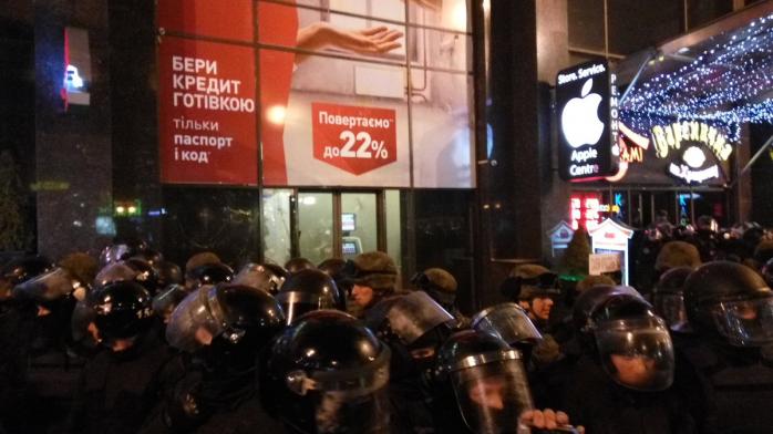 У Києві протестувальники закидали камінням офіси Ахметова й «Альфа-банку» (ФОТО, ВІДЕО)