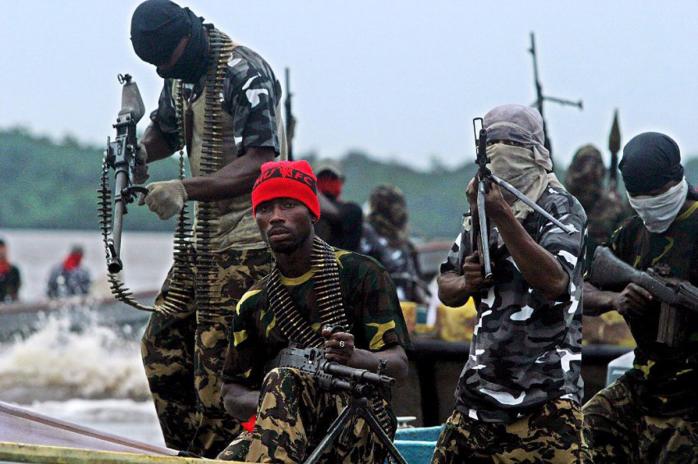 Сомалийские пираты потребовали выкуп за освобождение захваченного танкера