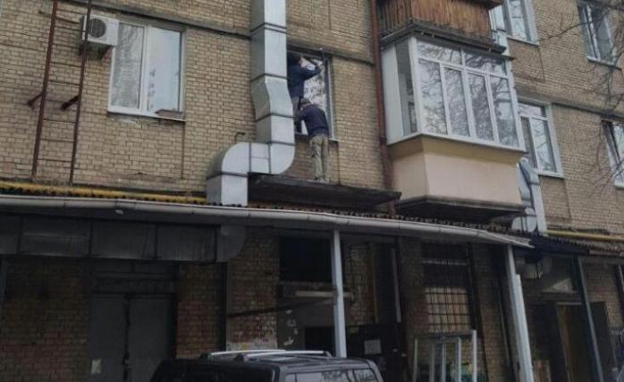 В подъезде киевской многоэтажки нашли тайник с оружием и боеприпасами