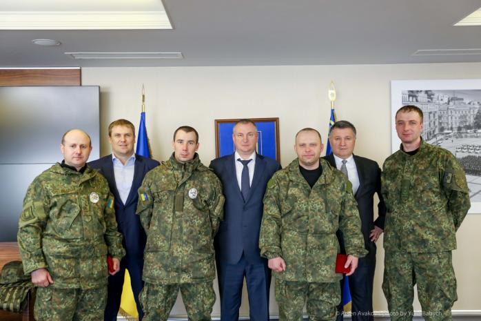 Аваков нагородив поліцейських, які постраждали від дій нардепа Парасюка
