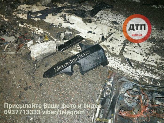 У Києві водій на Merсedes влетів у сміттєвоз, авто згоріло