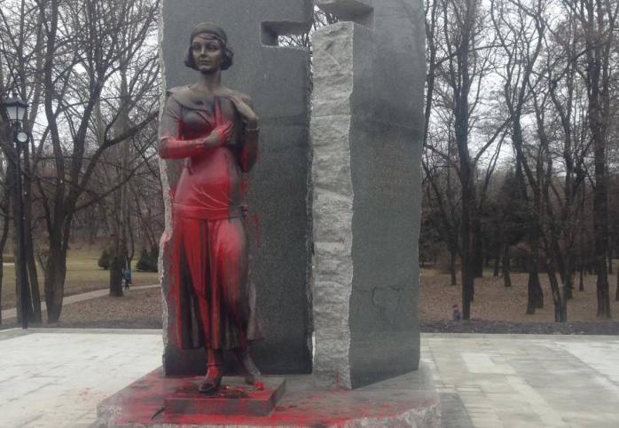 В Киеве неизвестные обезобразили памятник поэтессе Елене Телиге (ФОТО)