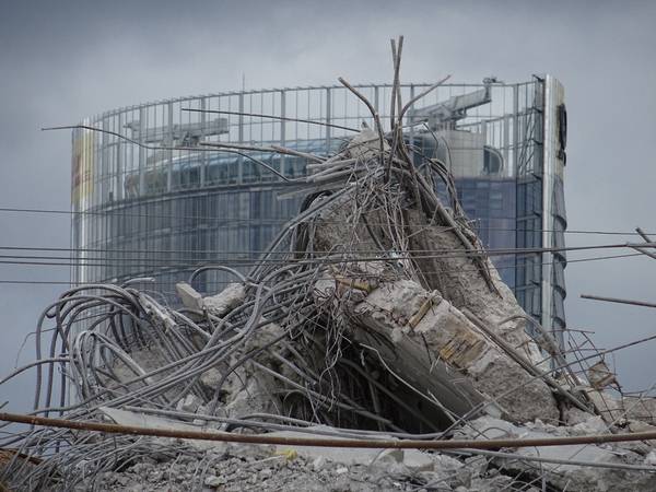 Фото: У Бонні здійснили керований вибух багатоповерхівки Bonn Center 