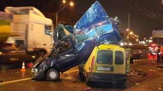 Резонансное ДТП в Киеве: авто залетело на крышу другого автомобиля (ФОТО)