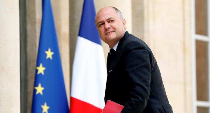 Во Франции министр потерял должность из-за скандала с трудоустройством дочерей