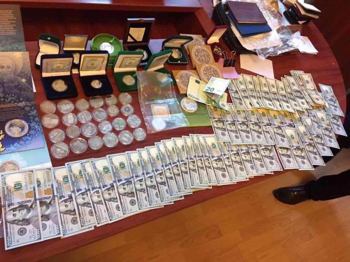 У начальника полиции Шостки нашли флаг РФ, золотые слитки, коллекцию ножей и монет (ФОТО)