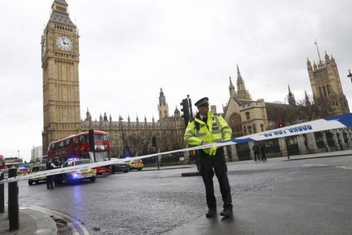 Перед британским парламентом открыли стрельбу, есть пострадавшие (ФОТО)