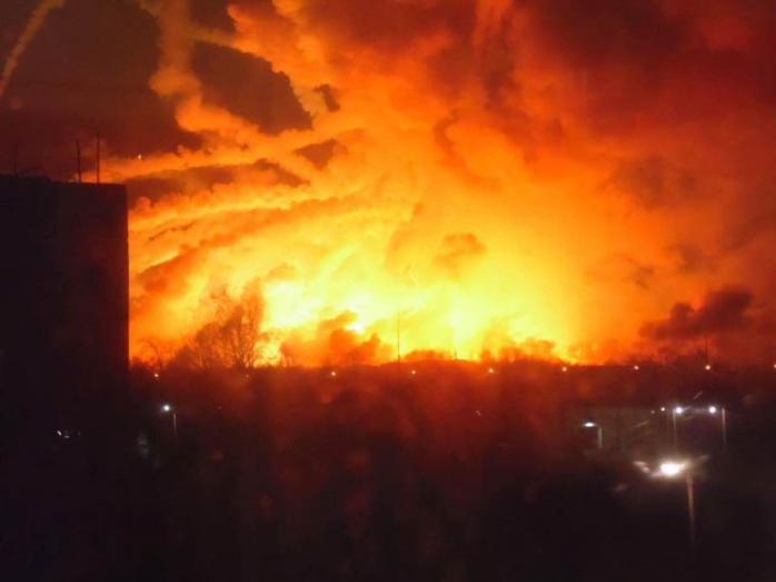 На Харківщині вибухнув найбільший в Україні склад боєприпасів, іде евакуація населення (ФОТО, ВІДЕО)