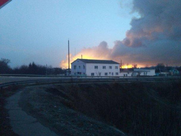 Локализовать пожар на военных складах в Балаклее не удается, охваченная огнем площадь увеличилась