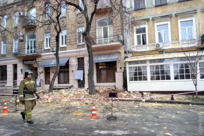 Не дотягнув до капремонту: в Одесі обвалився карниз житлового будинку (ФОТО, ВІДЕО)