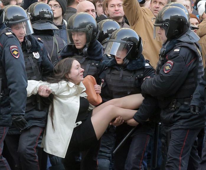 Тільки в Москві затримано більше 700 учасників мітингу, шиють «непокору» поліції