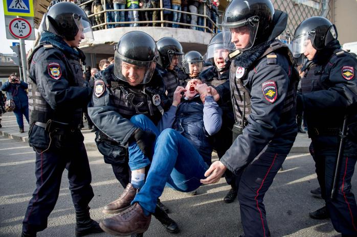 Кількість затриманих на мітингах у Москві досягла тисячі