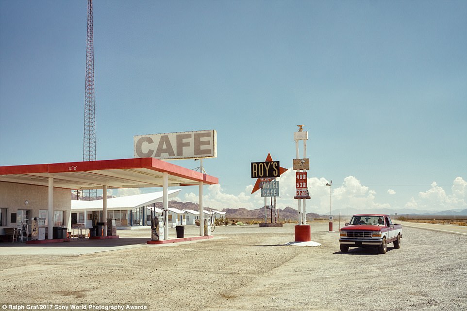 5. Кафе, бензоколонка и мотель в штате Калифорния, на шоссе 66, снятый в рамках серии "На обочине американских дорог"