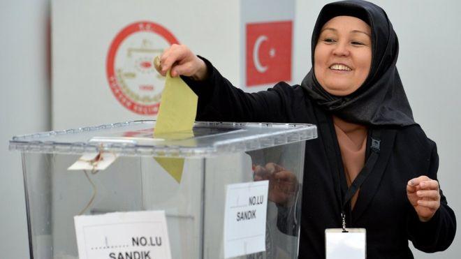 Турки начали голосовать на референдуме сегодня
