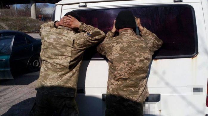 Троє військових торгували дизпаливом зі своєї частини у Тернополі (ФОТО)