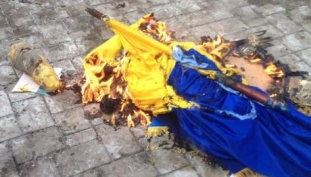 Прокуратура Варшави не побачила ознак злочину в спаленні прапора України