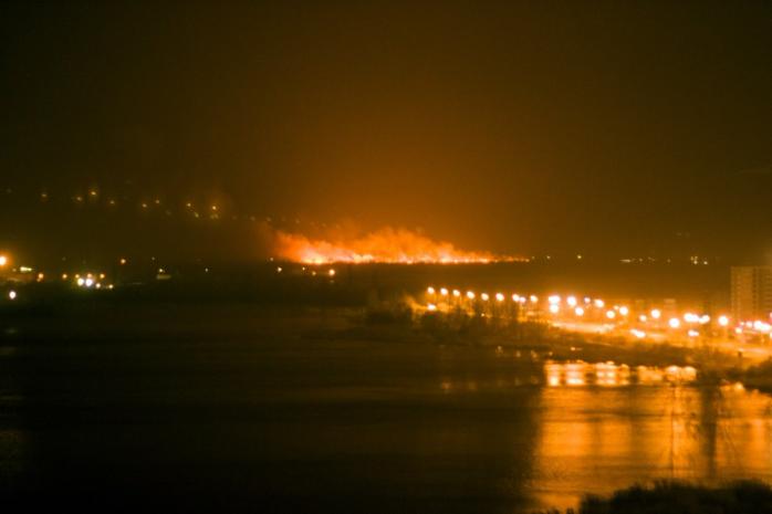 Ночью в Киеве вспыхнул масштабный пожар на Осокорках (ФОТО)
