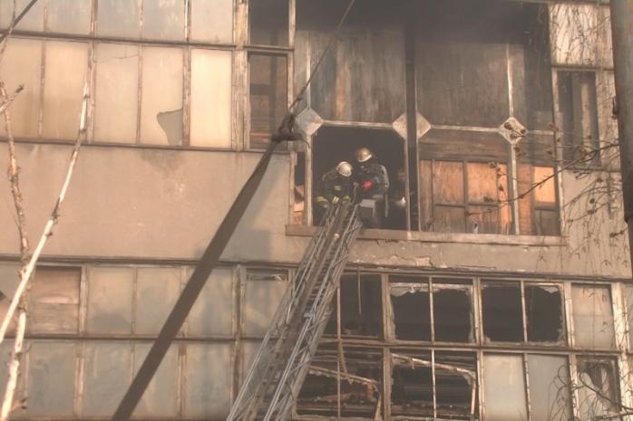 При пожаре на заводе в Харькове пострадал мужчина (ФОТО)