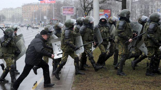 Після протестів у Білорусі правоохоронці проводять обшуки на телеканалі «Белсат»