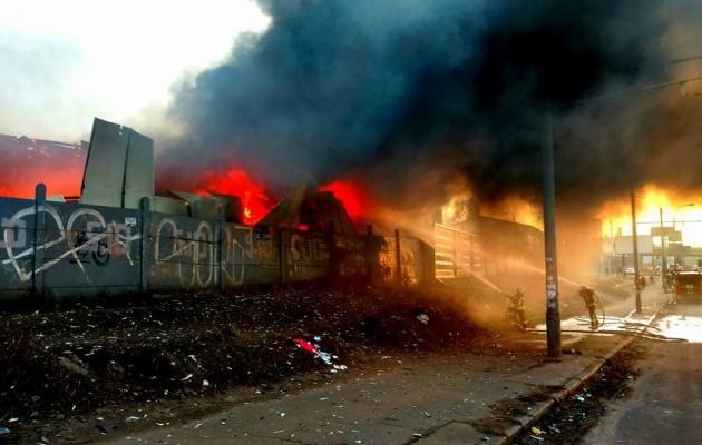 У Києві біля «Петрівки» спалахнула пожежа (ФОТО, ВІДЕО)