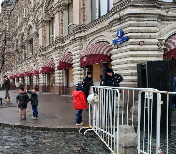 В Москве перекрыли Манежную площадь и проводят усиленные проверки (ФОТО)