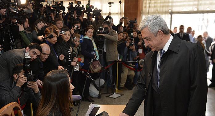 Электроника «не узнала» отпечатки пальцев президента Армении на выборах