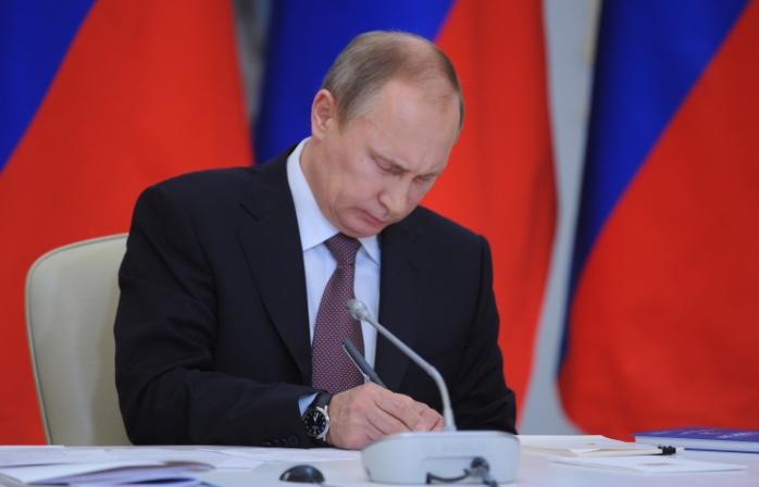 Путін підписав указ про обмеження грошових переказів в Україну
