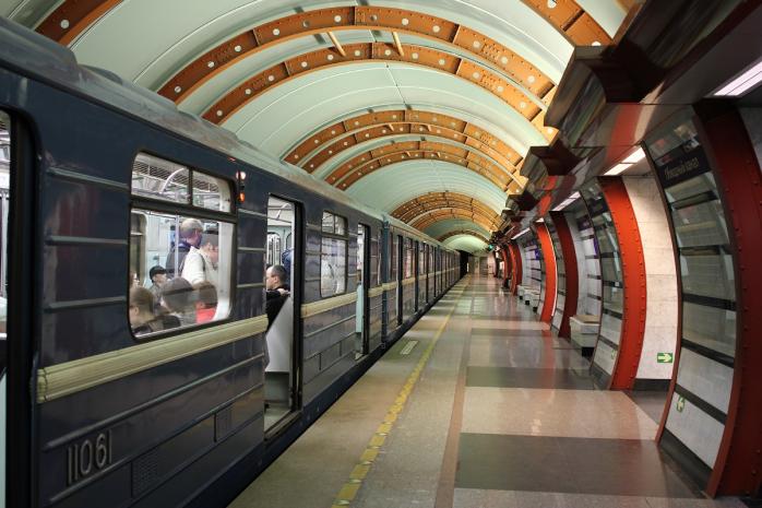 Киевский метрополитен готовит заявление в полицию на журналистов, которые оставили в подземке коробки