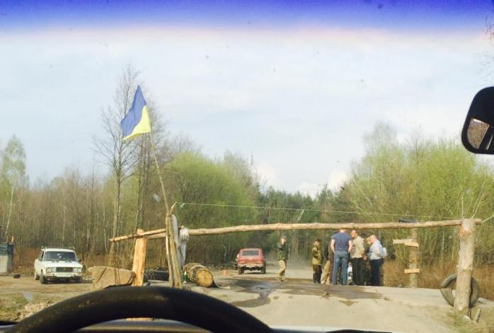 Журналістка показала встановлений копачами бурштину блокпост на Рівненщині (ФОТО)