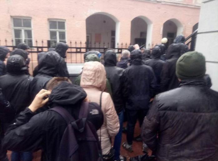 У Києві блокували Російський центр науки і культури (ФОТО)