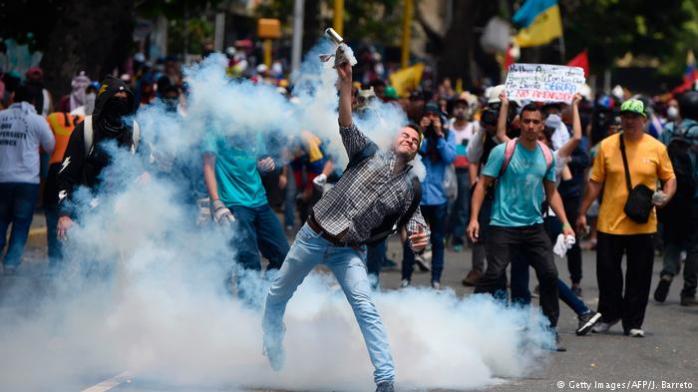 Протесты в Венесуэле переросли в столкновения митингующих с правоохранителями