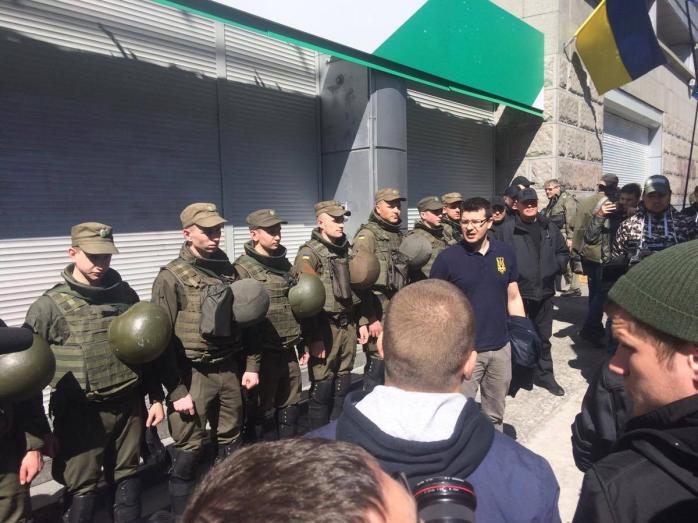 Протестувальники встановили намети під «Сбербанком» у Києві