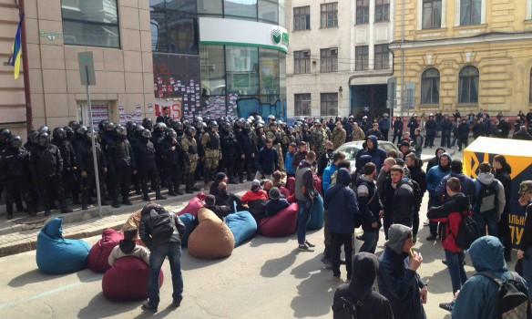 Активисты заявили о попытке разгона силовиками акции против «Сбербанка» в Харькове (ФОТО, ВИДЕО)