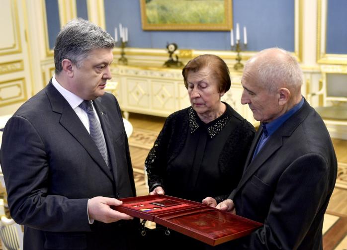 Президент вручив «Зірку Героя» батькам оперного співака Василя Сліпака, який загинув в АТО