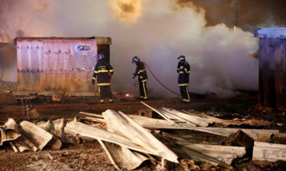 Пожар в лагере мигрантов во Франции / Фото Reuters