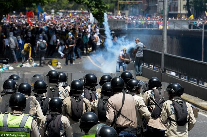 Протесты в Венесуэле: в потасовках с полицией пострадали 200 человек (ФОТО, ВИДЕО)