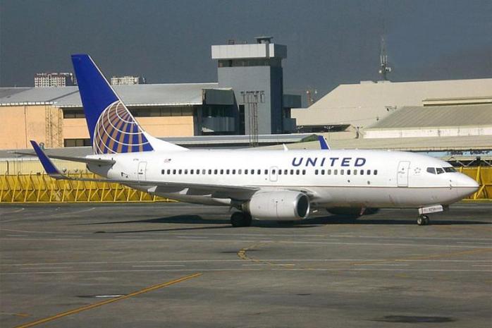 В США из самолета силой вытащили пассажира, не уступившего билет сотруднику авиакомпании (ВИДЕО)