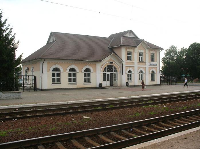 На Київщині люди перекрили залізницю, частина поїздів застрягла в Борисполі