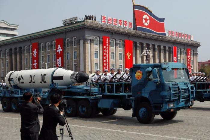 Гра м’язами: КНДР показала нові ракети для субмарин та численний військовий арсенал (ФОТО, ВІДЕО)