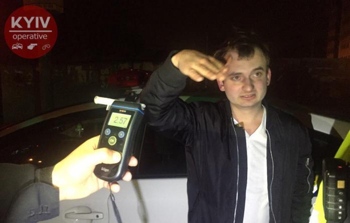 В Киеве пьяный азовец врезался в авто полиции (ФОТО, ВИДЕО)