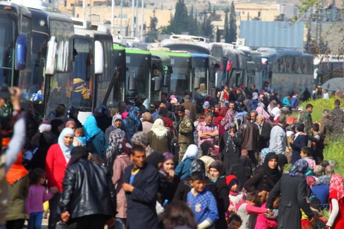 Евакуація в Сирії призупинена: тисячі біженців заблоковані біля Алеппо